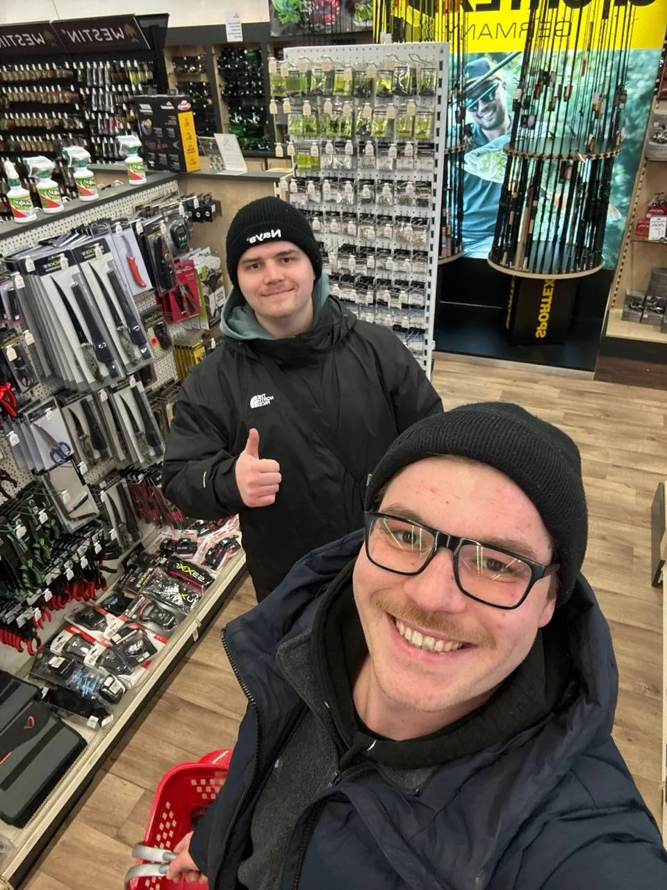 Zwei Angler gut gelaunt im Angelladen